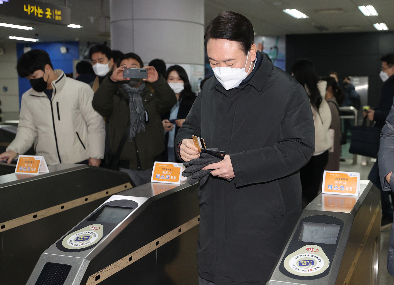 윤석열 국민의힘 대선 후보가 7일 오전 서울 지하철 9호선을 타고 여의도 국회의사당역에서 내려 당사로 출근하고 있다. [헤럴드경제=이상섭 기자]