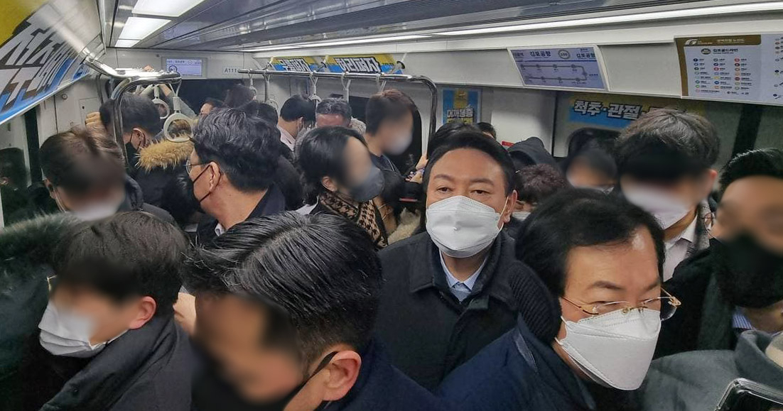 윤석열 국민의힘 대선후보가 7일 오전 2량짜리 꼬마 열차로 혼잡도 면에서 악명 높은 김포도시철도(김포골드라인)를 타고 서울 여의도 당사로 출근하고 있다. [연합]