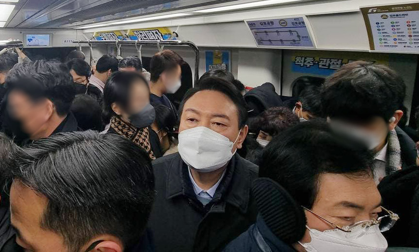 윤석열 국민의힘 대선후보가 7일 오전 2량짜리 꼬마열차로 혼잡도 면에서 악명 높은 김포도시철도(김포골드라인)를 타고 서울 여의도 당사로 출근하고 있다. [연합]