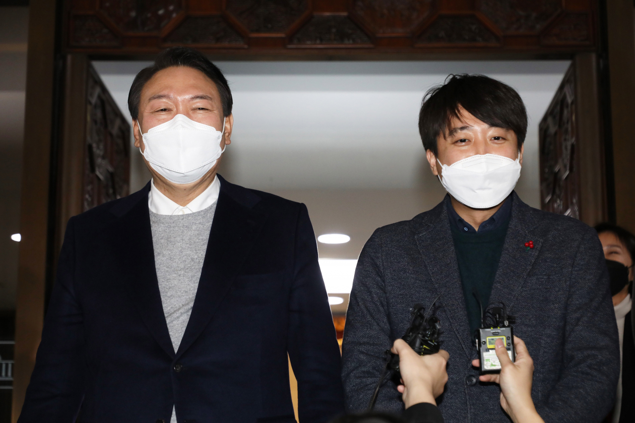 국민의힘 윤석열 대선 후보가 6일 저녁 국회에서 열린 의원총회를 마친 뒤 취재진의 질문에 답하고 있다. [사진=이상섭 기자/babtong@heraldcorp.com]