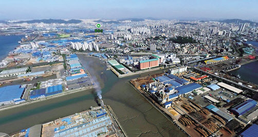 인천 북성포구 해양산업클러스터 조성사업을 위한 매립공사 장면.