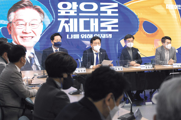 더불어민주당 상임선대위원장인 송영길 대표는 7일 서울 여의도 중앙당사에서 열린 선대위 본부장단 회의에서 모두발언을 하고 있는 가운데, 이재명 대선후보의 모습과 ‘앞으로 제대로·나를 위해 이재명’이라는 새 대선 슬로건이 담긴 백드롭이 눈에 띈다. 이상섭 기자