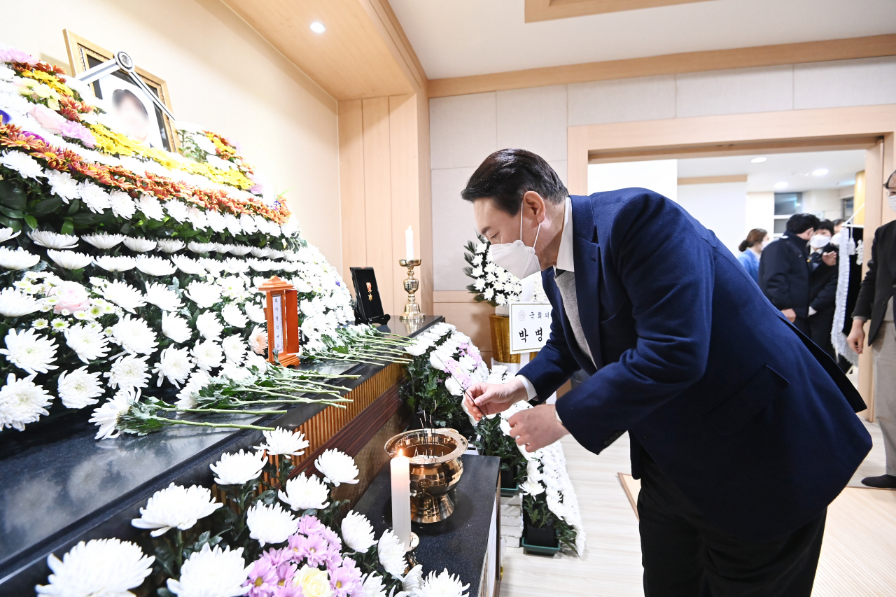 윤석열 국민의힘 대선후보가 지난 6일 오후 경기도 평택시 제일장례식장에 마련된 평택 신축 공사장 화재 현장에서 순직한 이형석 소방경 빈소를 조문하고 있다. [연합]