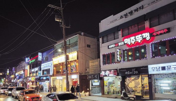 지난 6일 밤 9시 서울 구로구 고척동 상가 거리에서 가게들이 간판 불을 켜두고 점등시위를 벌였다. [독자 제공]