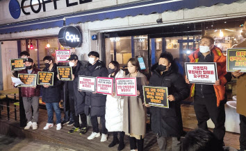 지난 6일 밤 9시 서울 영등포구 일대 카페에서 자영업자비상대책위원회가 기자회견을 하고 있다. 김빛나 기자