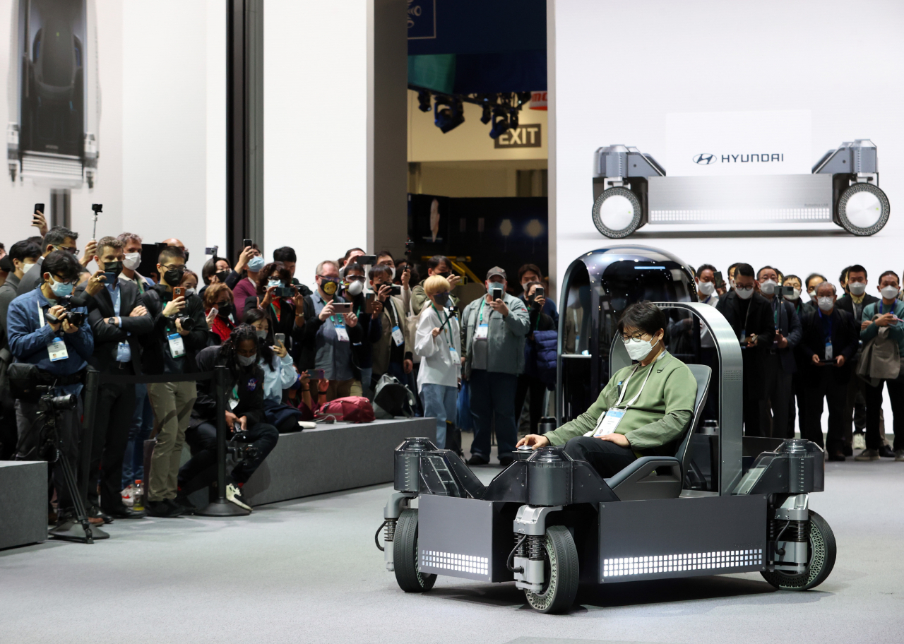 세계 최대 전자·IT 전시회인 'CES 2022' 이 개막한 5일(현지시간) 미국 네바다주 라스베이거스 컨벤션센터 내 마련된 현대차그룹 전시관에서 관람객과 취재진이 PnD 모듈을 기반으로 한 L7의 시연을 보고 있다. [연합]