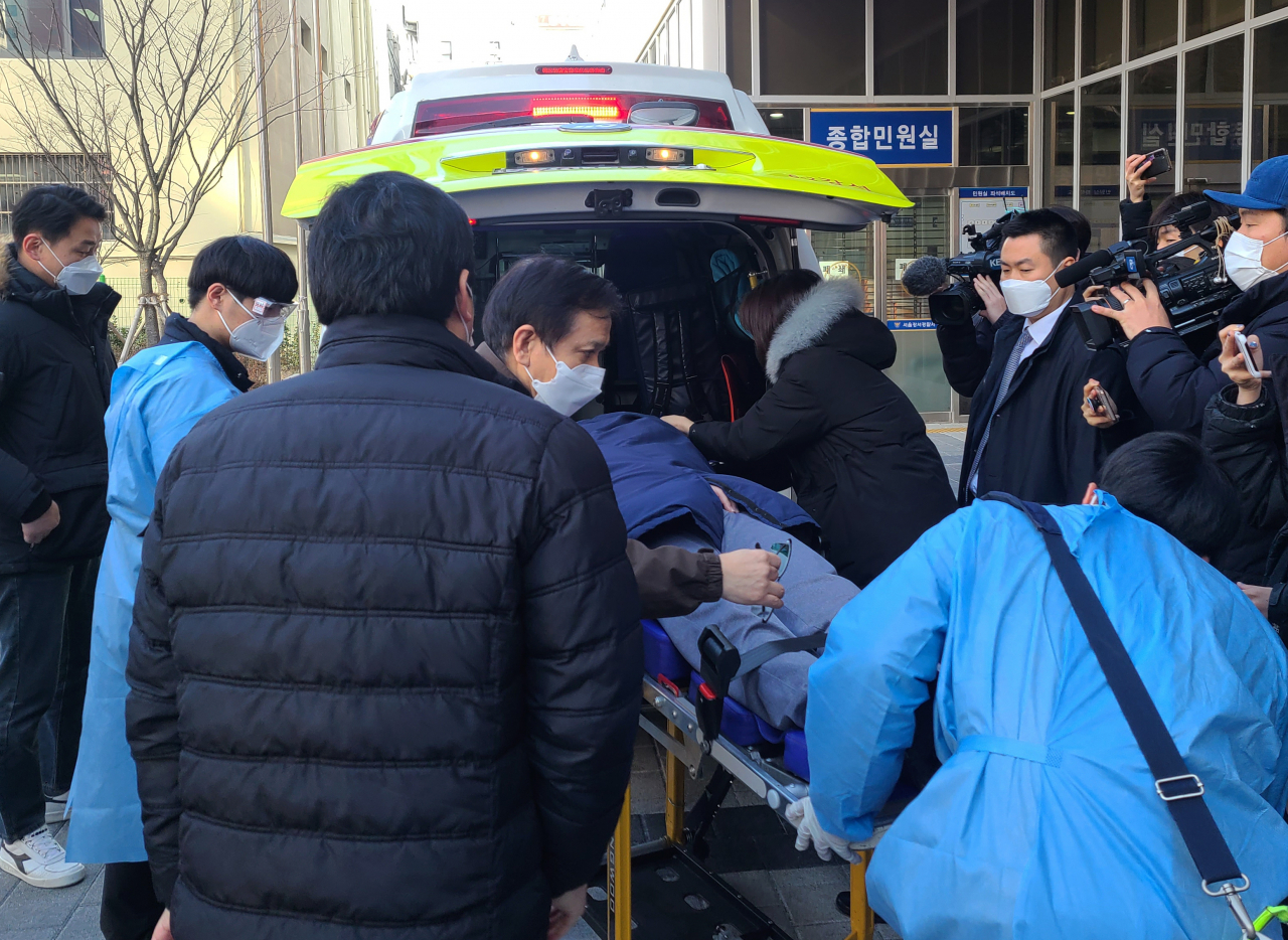 회삿돈 1880억원을 횡령한 혐의를 받는 오스템임플란트 직원 이모씨가 7일 서울 강서경찰서에서 조사를 받던중 어지러움을 호소해 구급차로 옮겨지고 있다. [연합뉴스]