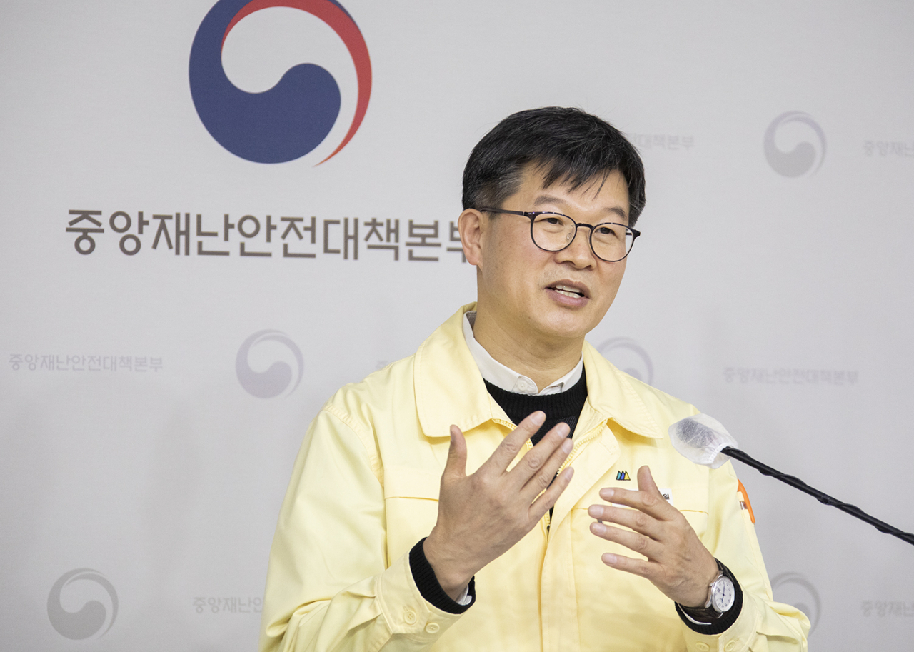 이기일 중앙재난안전대책본부 제1통제관이 7일 정부세종청사에서 코로나19 대응 중앙재난안전대책본부 정례브리핑을 하고 있다. [보건복지부 제공]