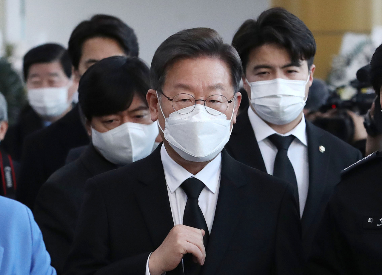 더불어민주당 이재명 대선 후보가 7일 오후 경기 평택시 제일장례식장에 마련된 평택 신축 공사장 화재 현장 순직 소방관들의 빈소를 찾아 조문하고 있다. [국회사진기자단]
