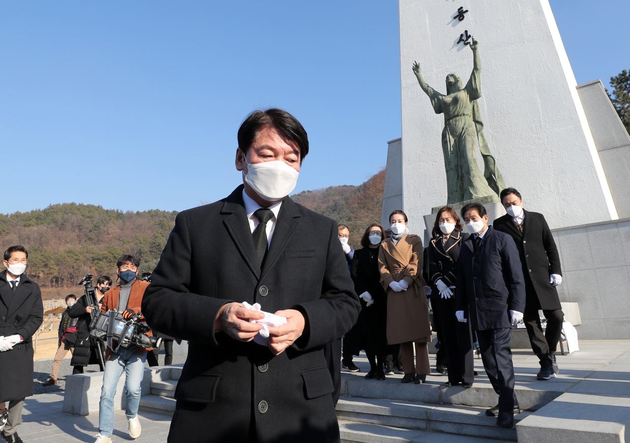 국민의당 안철수 대선후보가 7일 오후 충남 천안시 서북구 망향의 동산을 찾아 참배한 뒤 이동하고 있다. [연합]