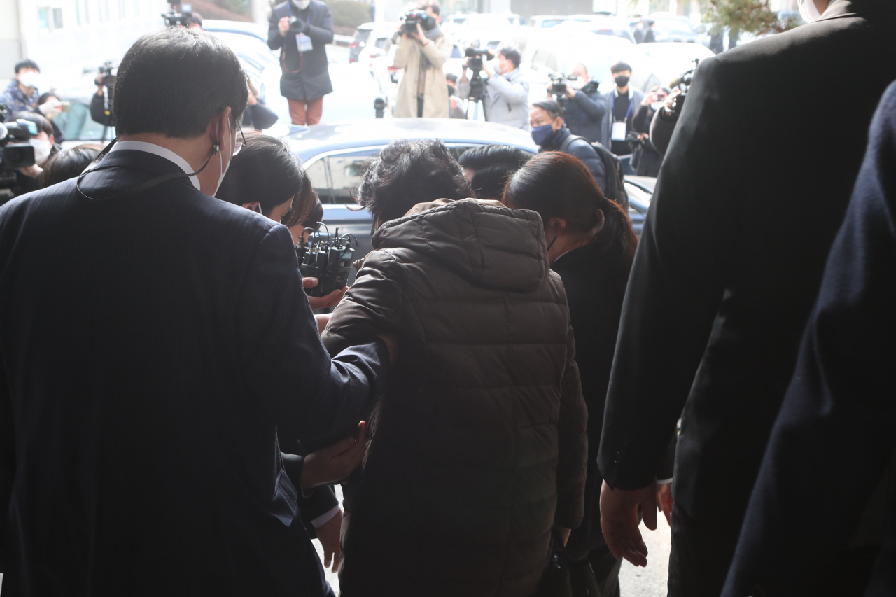 국민의힘 윤석열 대선후보의 장모 최모(74) 씨와 함께 통장 잔고 증명을 위조한 혐의로 기소된 안모(59) 씨에게 검찰이 징역 1년 6개월을 구형했다. 사진은 윤 후보의 장모 최모 씨(가운데)가 지난달 23일 경기도 의정부시 가능동 의정부지방법원에서 선고 판결을 마친 뒤 부축을 받으며 차량으로 이동하고 있는 모습. 땅 매입 과정에서 통장 잔고증명을 위조한 혐의 등으로 기소된 최 씨는 이날 징역 1년을 선고받았다. [연합]