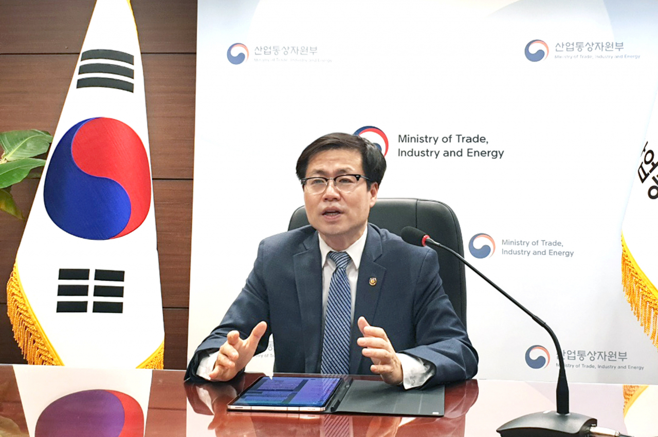 여한구 산업통상자원부 통상교섭본부장이 7일 오후 서울 중구 대한상공회의소에서 무하마드 루트피(Muhammad Lutfi) 인도네시아 무역부 장관과 긴급 화상회담을 진행하고 있다. [산업통상자원부 제공]