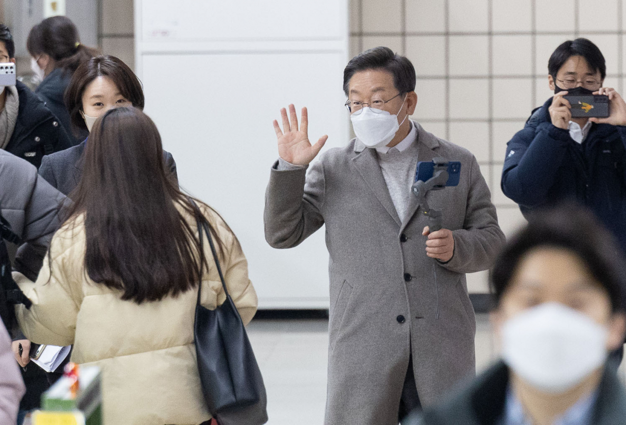 더불어민주당 이재명 대선 후보가 7일 오후 ‘매타버스 시즌2, 걸어서 민심 속으로’ 일환으로 지하철을 타고 숙대입구역에서 총신대 역까지 이동한 후 역사를 나서며 시민들과 인사하고 있다. [연합]