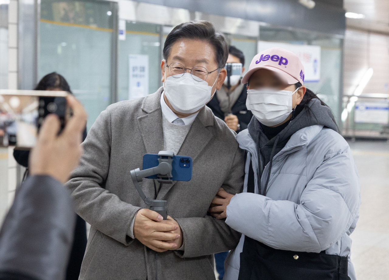 더불어민주당 이재명 대선 후보가 7일 오후 '메타버스 시즌2, 걸어서 민심속으로' 일환으로 지하철을 타고 숙대입구역에서 총신대 역까지 이동한 후 역사를 나서며 시민들과 셀카를 찍고 있다. 연합뉴스
