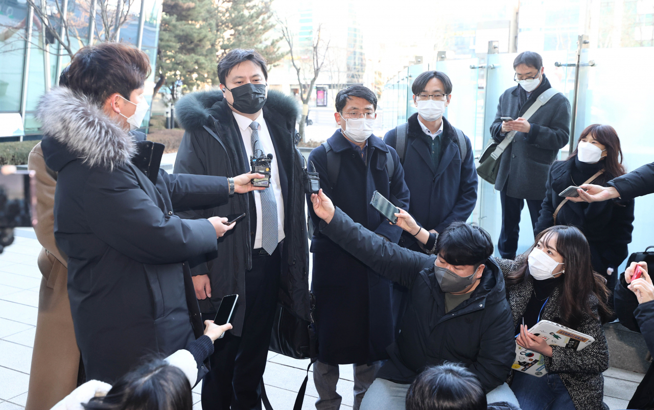 7일 오후 서울 서초구 서울행정법원에서 열린 방역패스(백신접종증명·음성확인제) 정책 집행정지 신청 심문기일에서 원고 측 박주현 변호사가 출석 전 발언하고 있다. [연합]