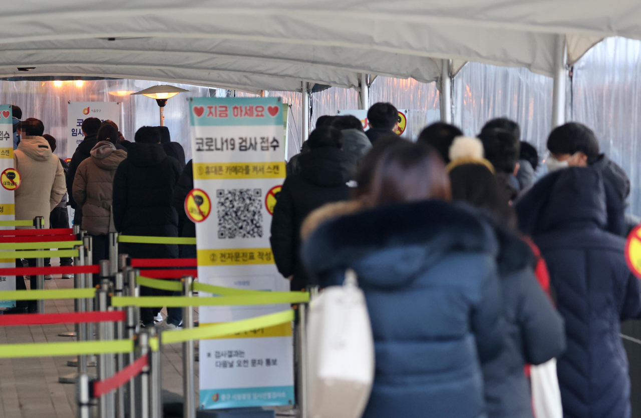 서울시는 신종 코로나바이러스 감염증(코로나19) 신규 확진자 수가 781명을 기록했다고 10일 밝혔다. 사진은 7일 오전 서울시청 앞 서울광장 코로나19 선별진료소를 찾은 시민들이 검사 순서를 기다리고 있는 모습. [연합]