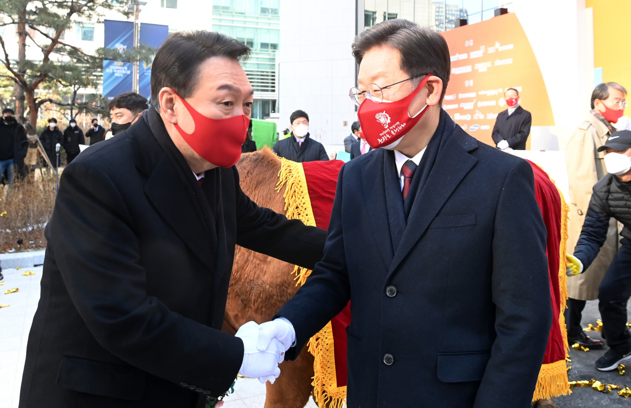 더불어민주당 이재명(오른쪽) 대선 후보와 국민의힘 윤석열 대선 후보가 지난 3일 서울 여의도 한국거래소 본관 앞에서 열린 ‘2022 증시대동제’에서 악수하고 있다. [연합]