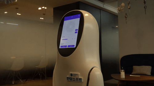 곤충 스마트팜 업체 반달소프트가 지난해 특허 출원한 로봇 ‘라미봇’이 구동되고 있는 모습. 라미봇은 각 사육장치에 설치된 컨트롤러를 통해 내부 온습도를 파악하고, 미리 설정된 시간에 맞춰 먹이와 물을 공급할 수 있다. [윤병찬 PD]