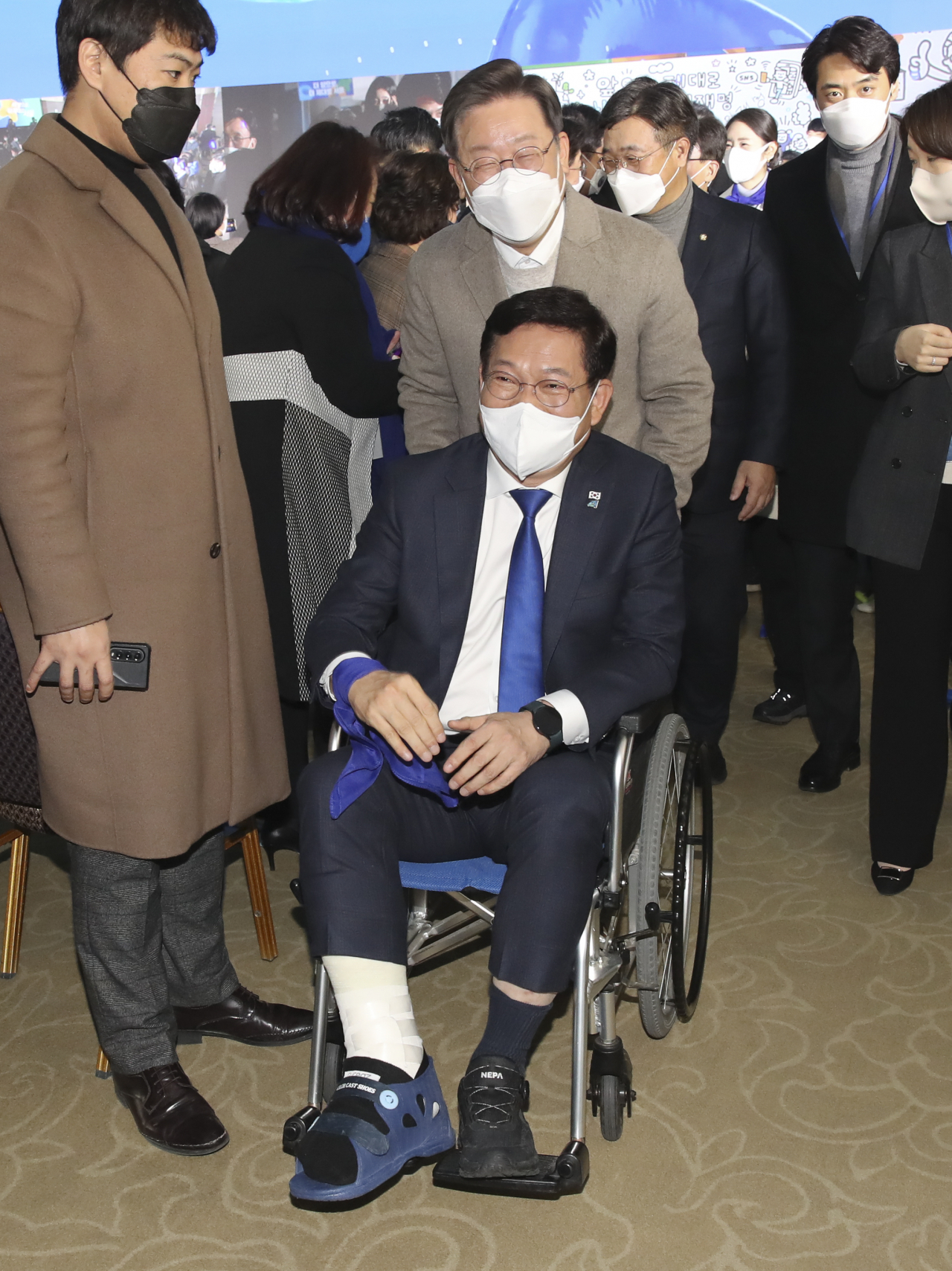 이재명 더불어민주당 대선 후보가 지난 7일 오후 서울 용산구 백범김구기념관에서 열린 서울시 선대위 출범식에 참석한 뒤 송영길 대표와 함께 퇴장하고 있다. [연합]