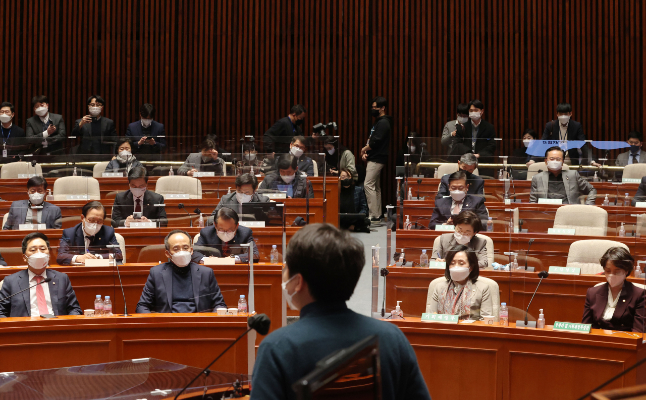 6일 오후 국회에서 열린 국민의힘 의원총회에서 참석 의원들이 이준석 대표의 발언을 듣고 있다. [헤럴드경제=이상섭 기자]