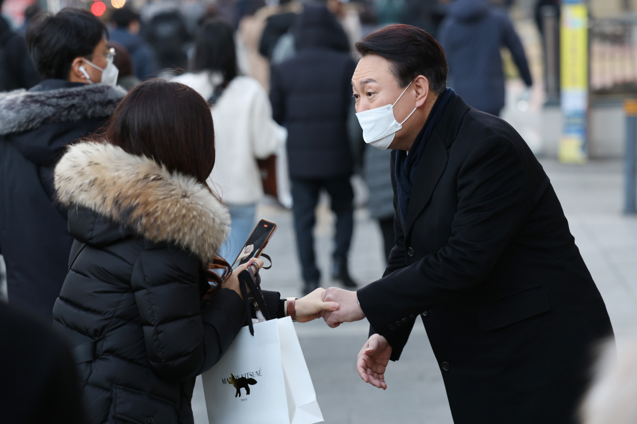 윤석열 국민의힘 대선후보가 6일 오전 서울 여의도역 인근에서 시민과 인사를 나누고 있다. [헤럴드경제=이상섭 기자]