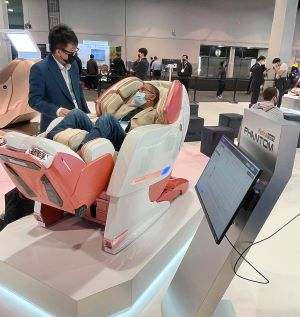 CES 2022에서 관람객이 팬텀메디컬하트(가칭)라는 심전도 측정 의료기기를 체험하고 있다. [바디프랜드 제공]