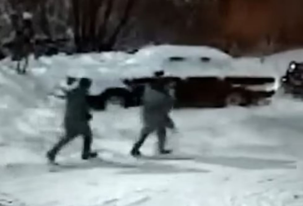베로니카 니콜라예바(5)가 데니스 케라시모프 등 용의자 2명에게 납치당하고 있는 당시의 모습 [EAST2WEST]