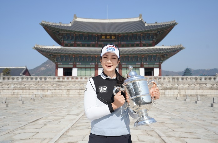 2020년 US여자오픈골프 챔피언 김아림이 경복궁에서 트로피 투어를 하는 모습 [USGA 제공]