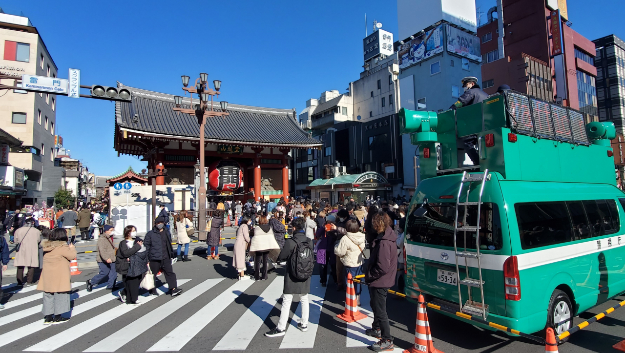 지난 3일 오전 일본 도쿄도(東京都) 다이토(台東)구 소재 사찰인 센소지(淺草寺) 정문인 가미나리몬(雷門) 근처 거리에서 신년 참배객 등이 길을 거닐고 있다. [연합]
