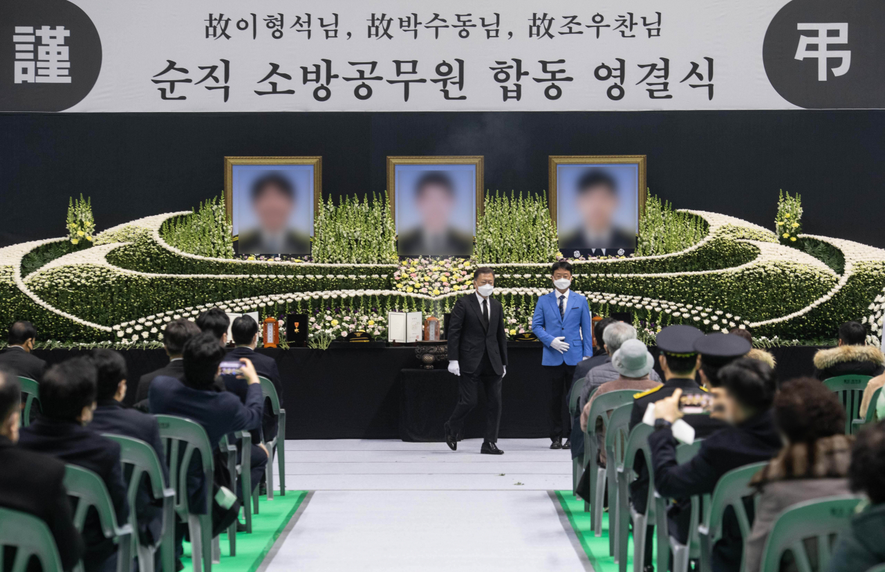 문재인 대통령이 8일 오전 경기도 평택시 이충문화체육센터에서 엄수된 평택 신축 공사장 화재 순직 소방공무원 합동 영결식에서 헌화 및 분향을 마친 후 유족을 위로하기 위해 이동하고 있다. [연합]
