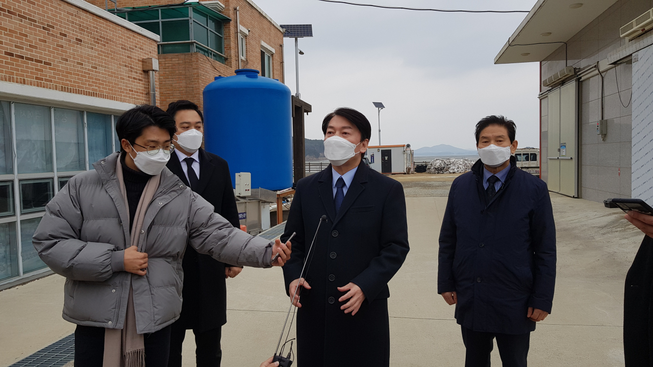 이틀째 충남을 방문 중인 국민의당 안철수 대선 후보가 8일 서산시 지곡면 중왕리에서 서해 가로림만 해양정원 조성사업 계획에 관한 설명을 들은 뒤 기자들의 현안 질문에 답하고 있다. [연합]
