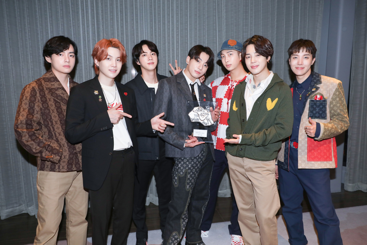 그룹 방탄소년단(BTS)이 일본의 음악 시상식인 일본 레코드대상에서 2년 연속 '특별 국제음악상' 트로피를 거머쥐었다.[일본 레코드대상 제공]