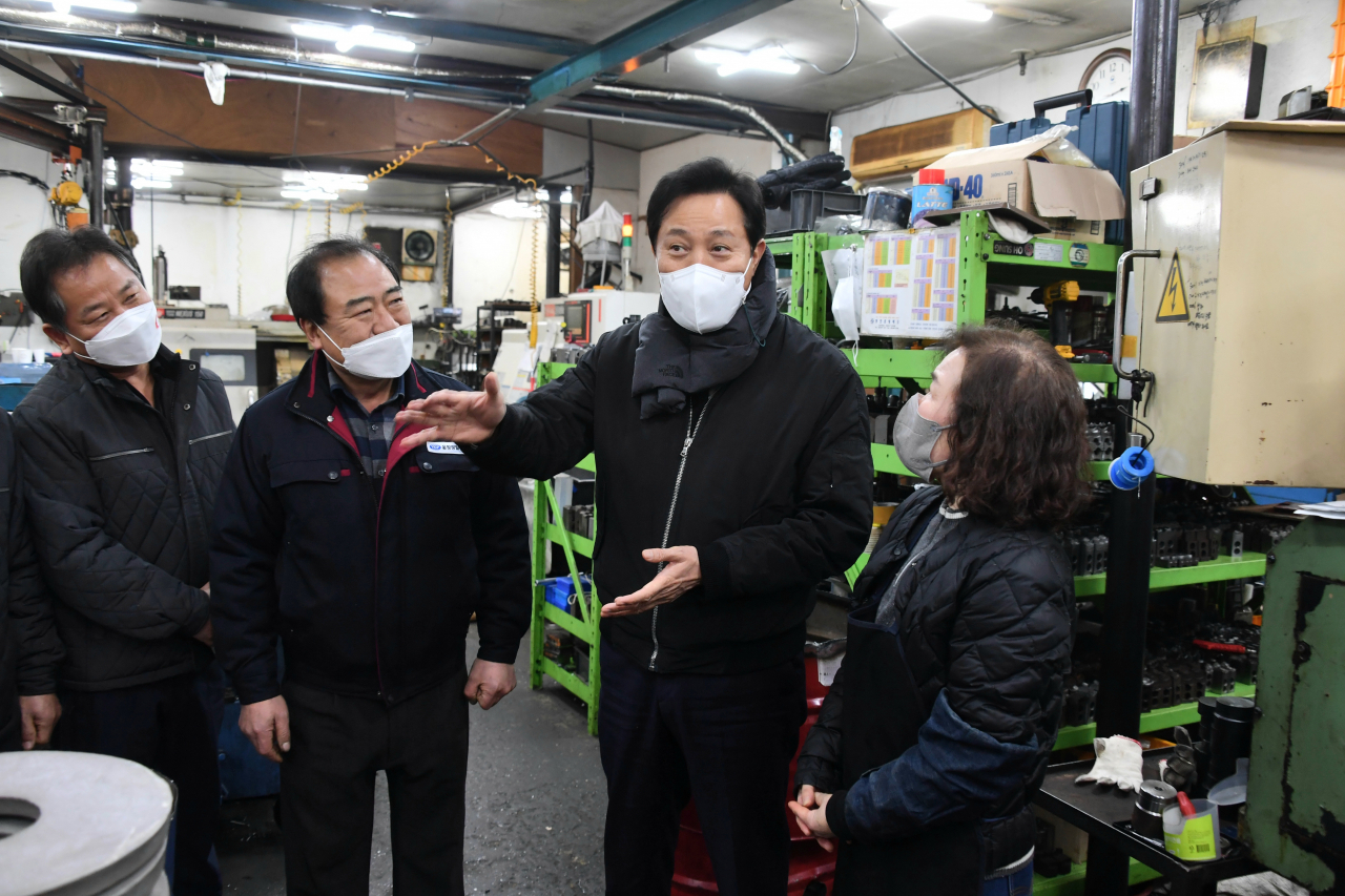 오세훈 서울시장(오른쪽 두 번째)이 6일 서울 영등포구 문래동 기계 금속 집적지구 현장을 방문해 관계자들과 대화하고 있다. [서울시 제공]