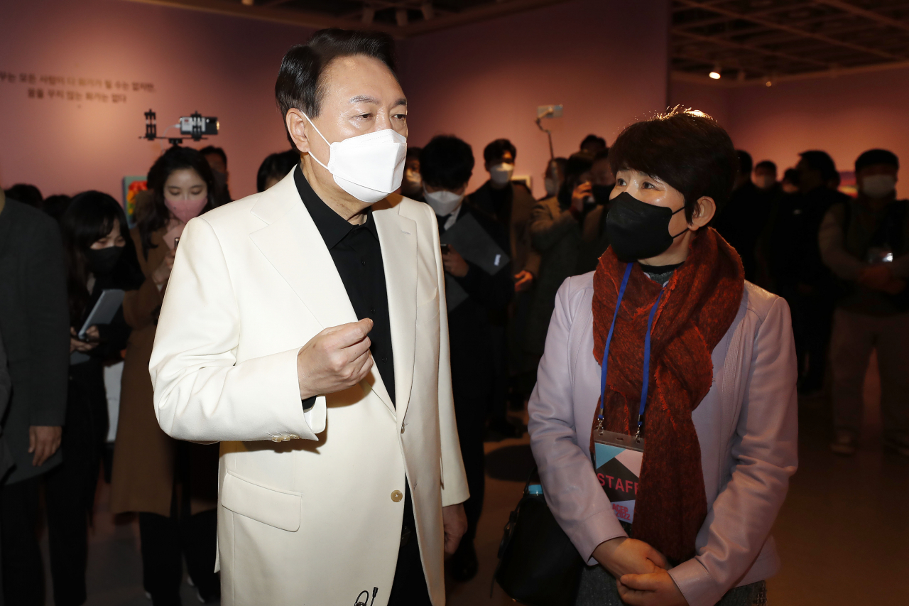 윤석열 국민의힘 대선후보가 8일 서울시 서초구 예술의 전당 서예박물관에서 열린 한국 발달장애 아티스트 특별전시회를 관람하고 있다. [연합]