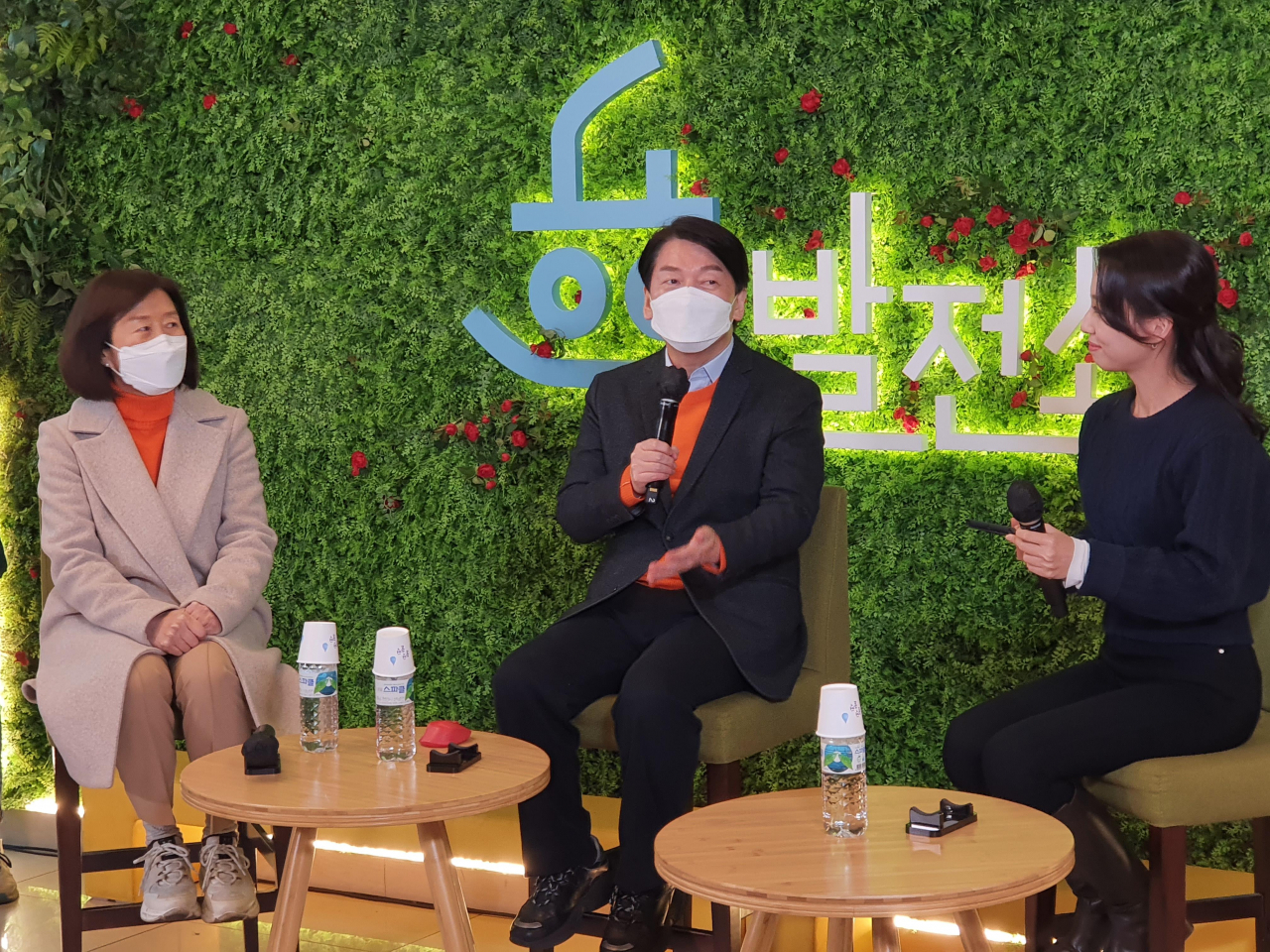 안철수 국민의당 대선 후보가 7일 오후 충남 천안 청년몰 흥흥발전소에서 진행된 토크 콘서트에서 발언하고 있다. [연합]