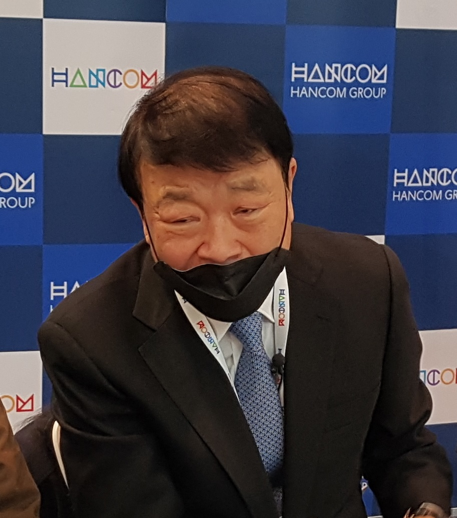 김상철 한컴그룹 회장이 7일(현지시간) 미국 라스베이거스 CES2022 한글과컴퓨터 전시관에서 열린 기자간담회에서 인공위성 발사계획 등을 설명하고 있다. [문영규 기자]