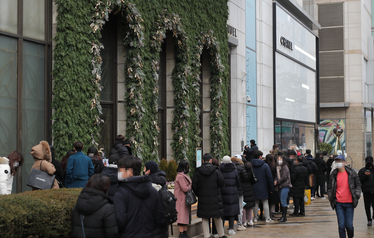 지난 2일 이날 서울 시내 한 백화점에서 고객들이 개장시간을 기다리고 있다 [연합]