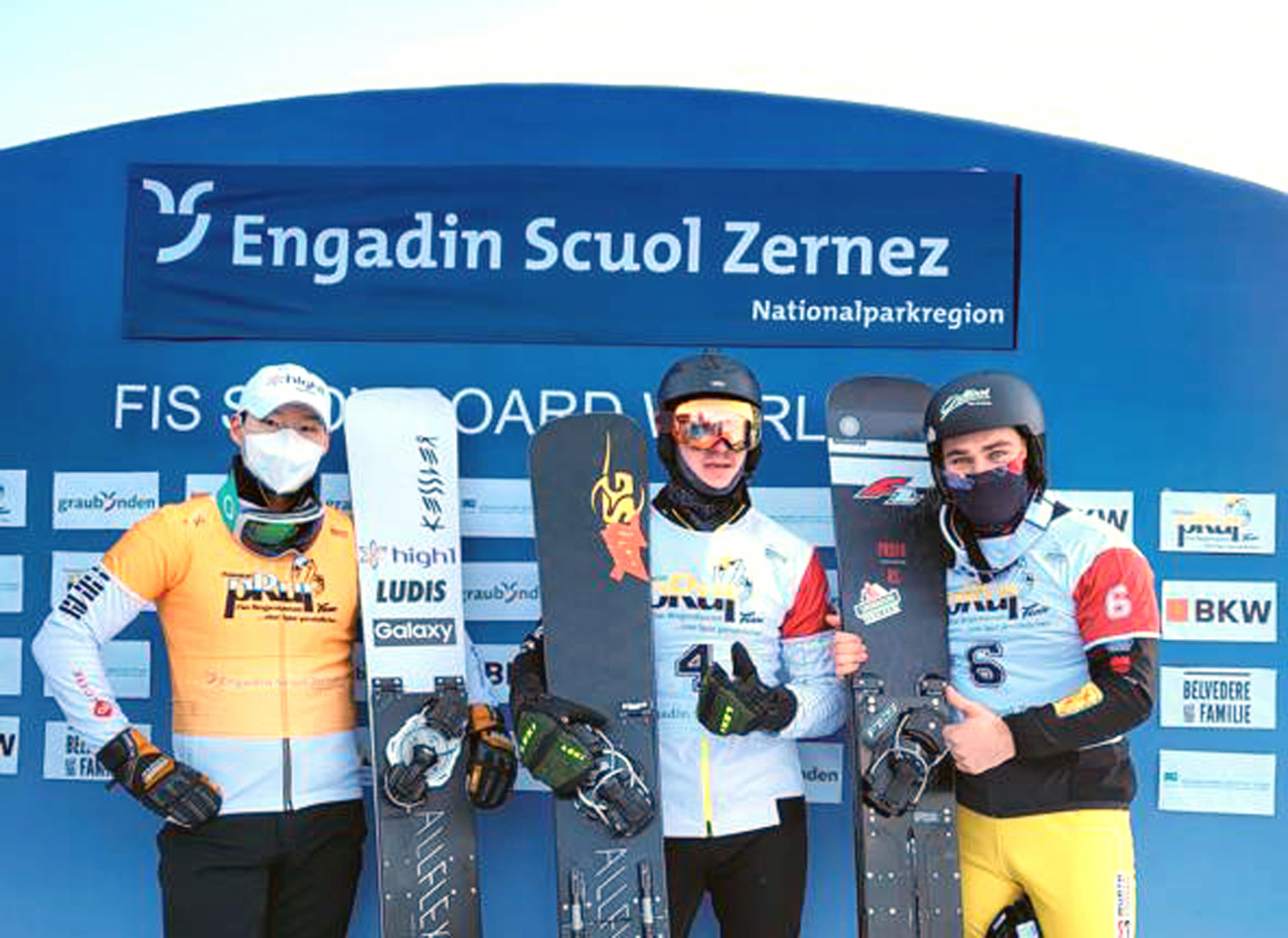 이상호가 8일(현지시간) 스위스 스쿠올에서 열린 2021-2022 국제스키연맹(FIS) 스노보드 월드컵 남자 평행 대회전 서 동메달을 획득했다. 왼쪽부터 이상호, 드미트리 로지노프, 슈테판 바우마이스터. [대한스키협회 제공]