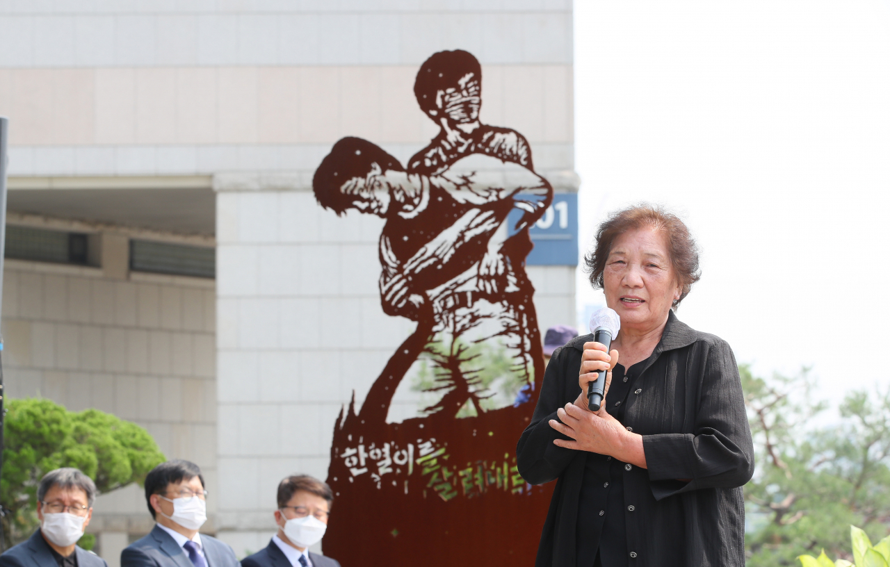 고(故) 이한열 열사의 모친 배은심 여사가 9일 오전 5시 28분 광주 조선대병원에서 별세했다. 향년 82세. 사진은 지난해 6월 9일 서울 서대문구 연세대 이한열동산에서 열린 제34주기 이한열 추모식에서 이한열 열사의 어머니 배은심 여사가 인사말하고 있는 모습. [연합]