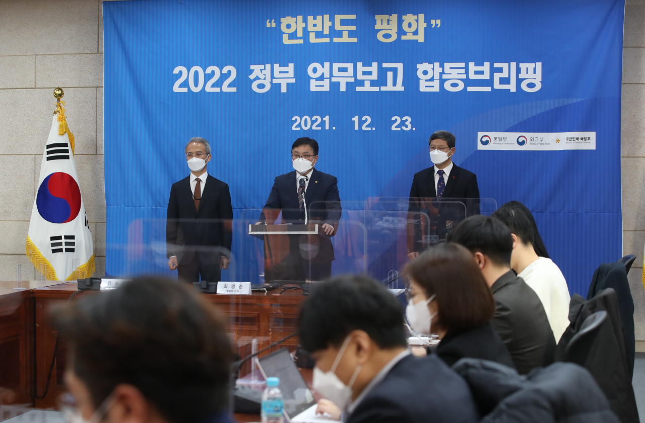 북한 선전매체 우리민족끼리는 9일 남측 언론과 전문가를 인용하는 형태로 문재인 정부의 올해 ‘통일외교안보 업무계획’을 비난했다. 작년 12월 23일 외교부와 통일부, 국방부가 남북회담본부에서 2022 정부 업무보고 합동브리핑을 하고 있다. [연합]
