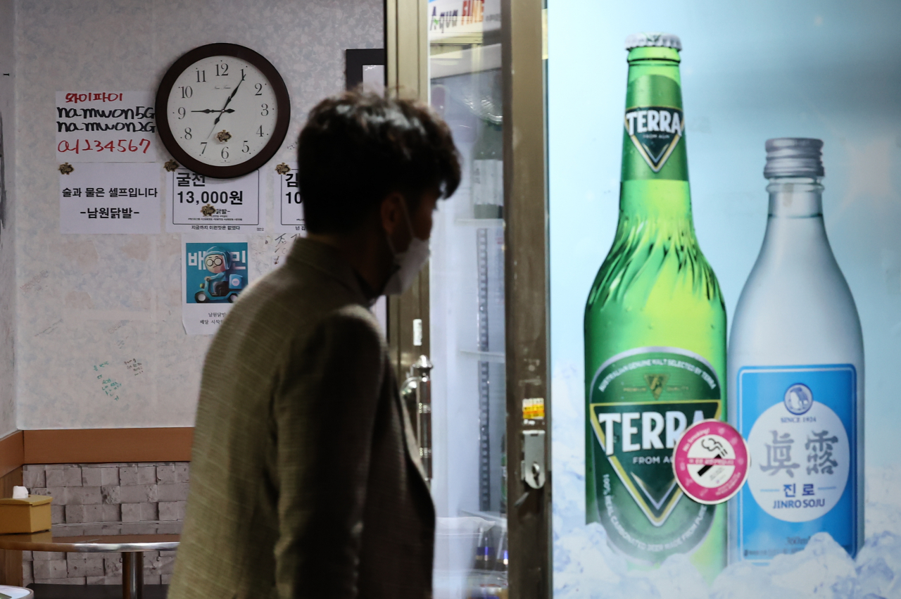 서울 신당동 백학시장. 지난해 기업과 자영업자가 예금취급기관으로부터 빌린 돈이 187조 늘어나며 사상 최대치를 기록했다. [연합]