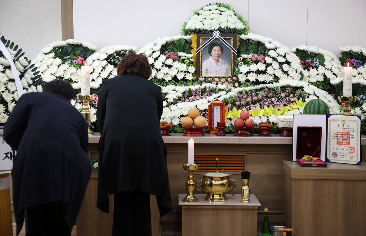 9일 오후 광주 동구 조선대병원에 마련된 이한열 열사 모친 배은심 여사 빈소에서 조문객이 헌화하고 있다. [연합]