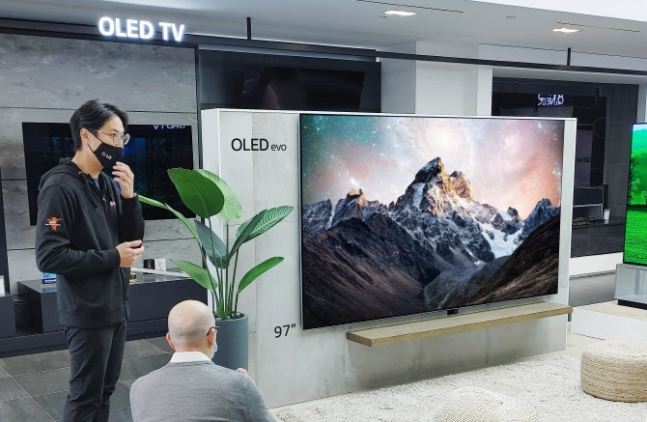 LG 올레드 에보(evo)는 한층 더 업그레이드된 성능으로 다수의 유력 매체로부터 찬사를 받았다. [LG전자 제공]