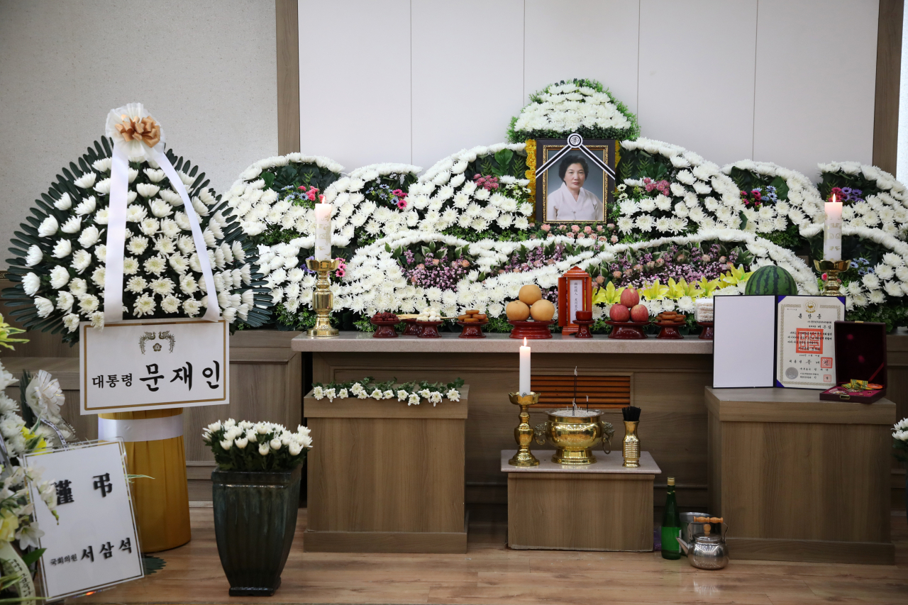 9일 오후 광주 동구 조선대병원에 마련된 이한열 열사 모친 배은심 여사 빈소에 문재인 대통령이 보낸 조화가 놓여있다. [연합]