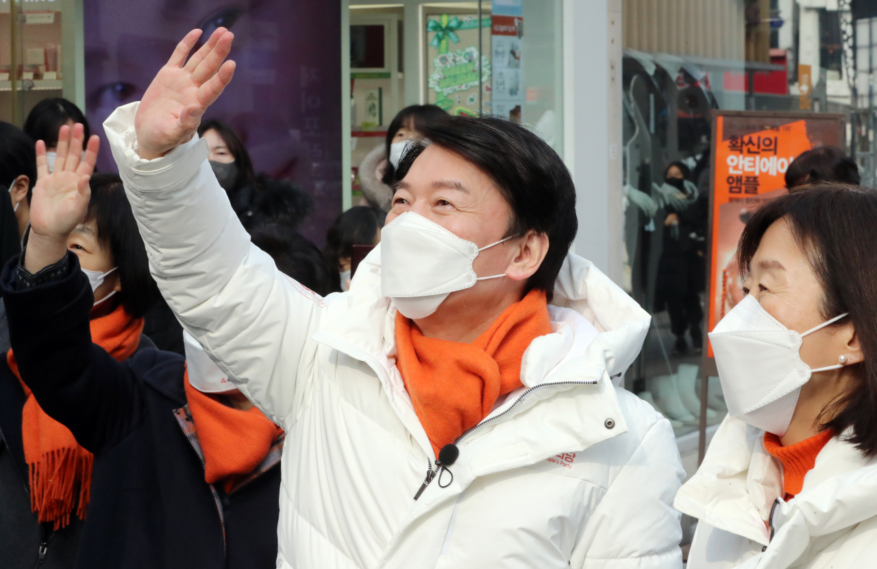 안철수 국민의당 대선후보가 9일 청주시 성안길에서 열린 '국민 곁으로 안철수의 talk박스 - 청주 성안길편'에서 시민들과 인사하고 있다. [연합]