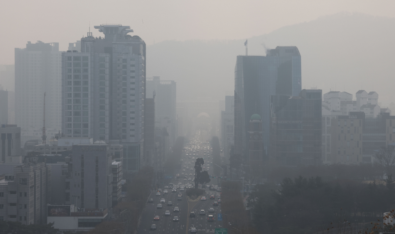 지난해 서울 지역에서 실시된 ‘2차 미세먼지 계절관리제’로 초미세먼지(PM 2.5) 배출량이 147t가량 줄었다는 분석 결과가 나왔다. 사진은 수도권과 충남 지역에 올해 첫 미세먼지 비상저감조치가 시행된 9일 서울 서초역 일대가 뿌옇게 된 모습. [연합]