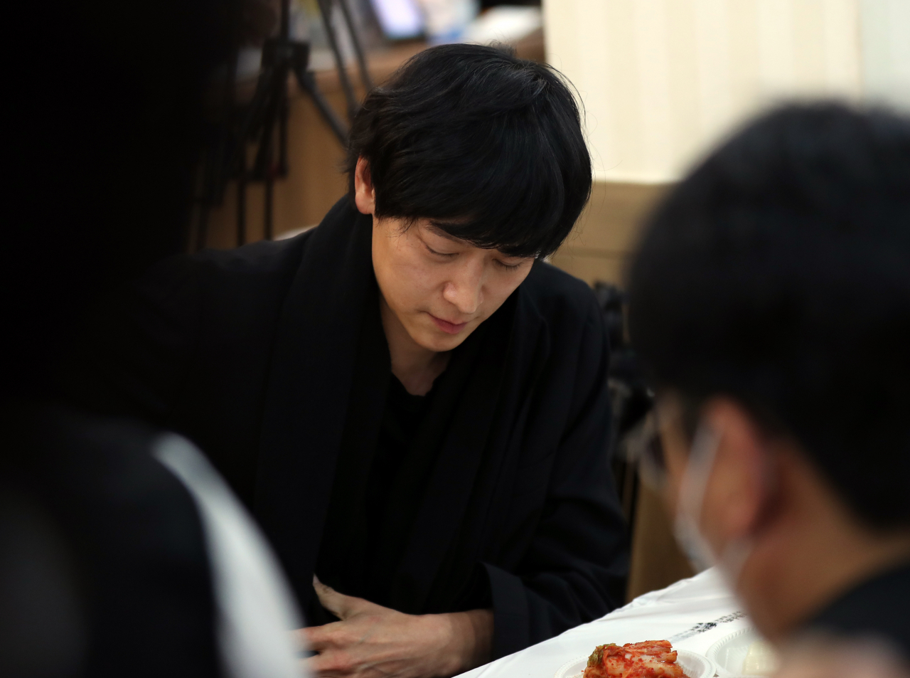 영화배우 강동원이 9일 오후 광주 조선대병원장례식장에 마련된 고(故) 배은심 여사 빈소를 조문하고 식사하고 있다. 강동원은 이한열 열사의 이야기를 담은 영화 '1987'에서 이 열사를 연기한 것을 계기로 이한열 기념사업회에 2억원을 기부하고, 배 여사와 인연을 이어왔다. [연합]