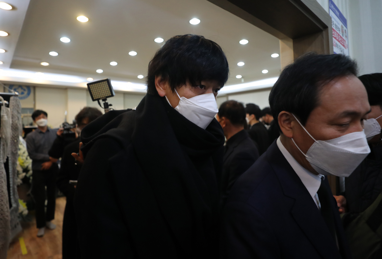 영화배우 강동원이 9일 오후 광주 조선대병원장례식장에 마련된 고(故) 배은심 여사 빈소를 조문하고 있다. 강동원은 이한열 열사의 이야기를 담은 영화 '1987'에서 이 열사를 연기한 것을 계기로 이한열 기념사업회에 2억원을 기부하고, 배 여사와 인연을 이어왔다. [연합]