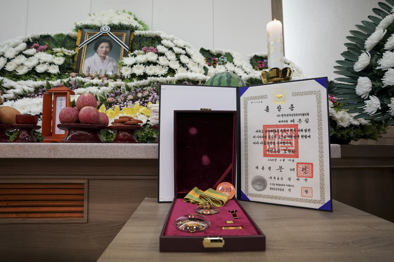 9일 오후 광주 동구 조선대학교병원 장례식장에 마련된 이한열 열사 모친 배은심 여사 빈소에 국민훈장 모란장이 놓여있다. [연합]