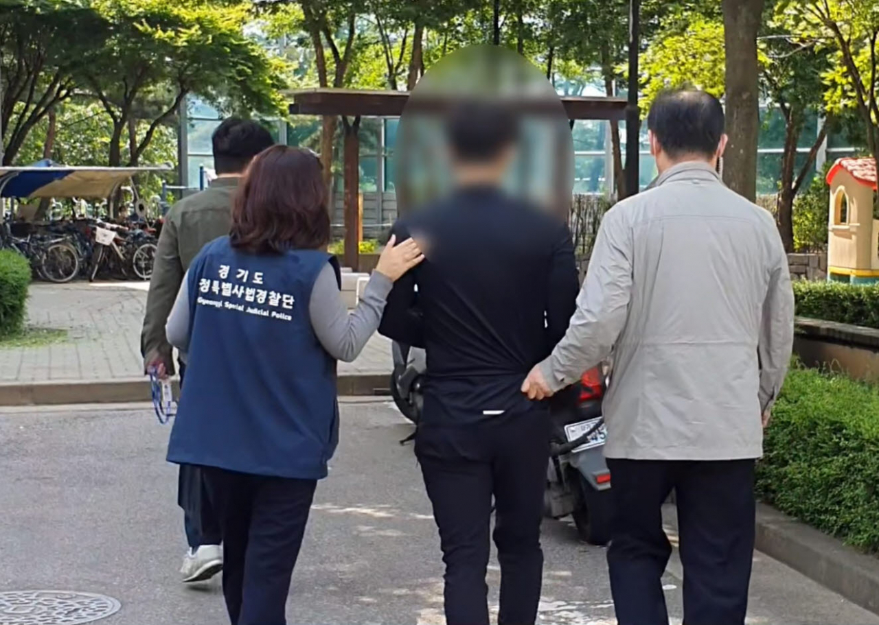 불법 전단지 배포자 검거[경기도 제공]